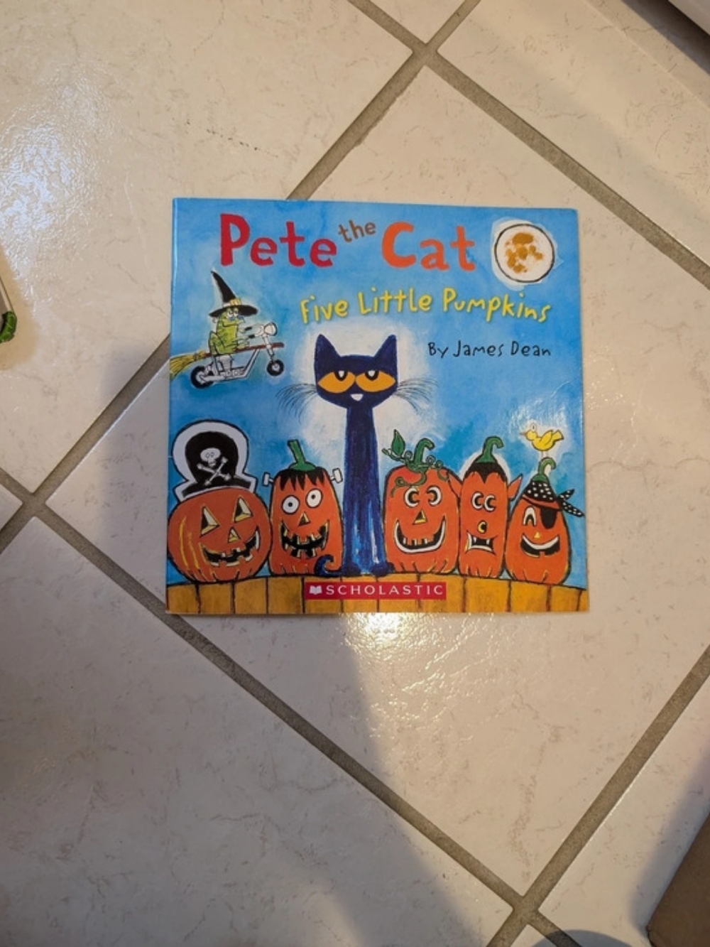 Scholastic Pete the Cat: Five Little Pumpkins Halloween Children's Book